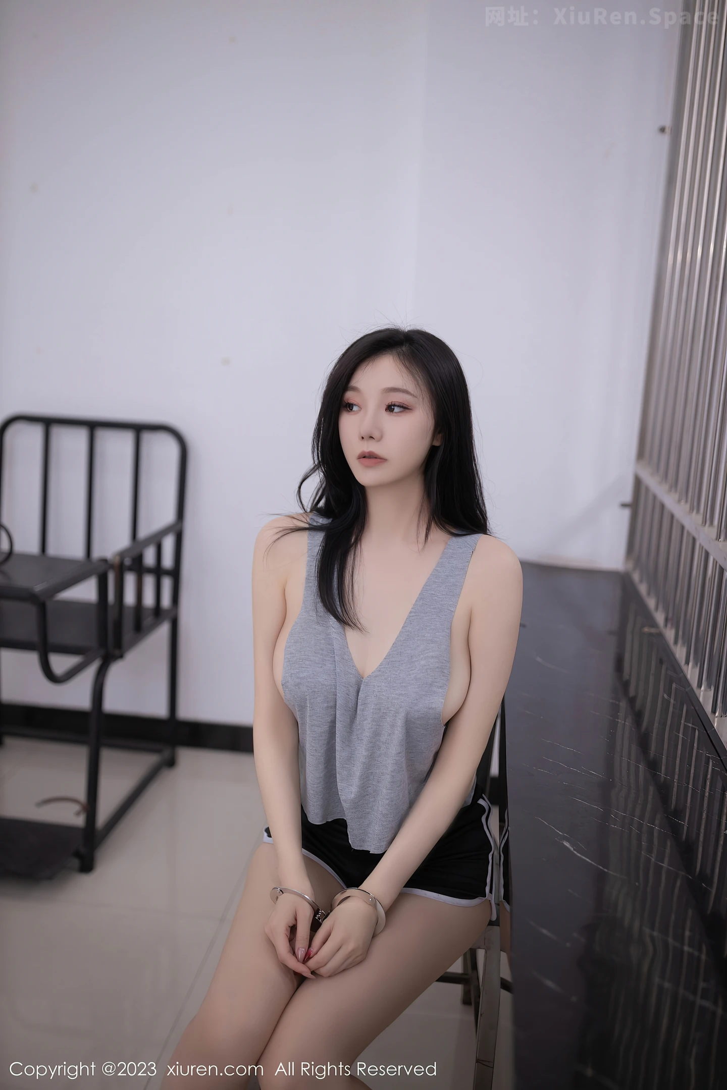 图片[3]-[XiuRen秀人网]VOL.7170 模特安然anran女子审问室主题灰色上衣配黑色短裤完美诱惑写真79P-秀人网官方网站